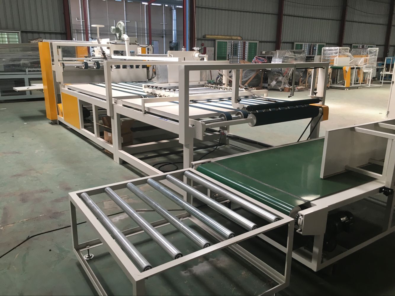 半自動(dòng)糊箱機(jī)定制款介紹