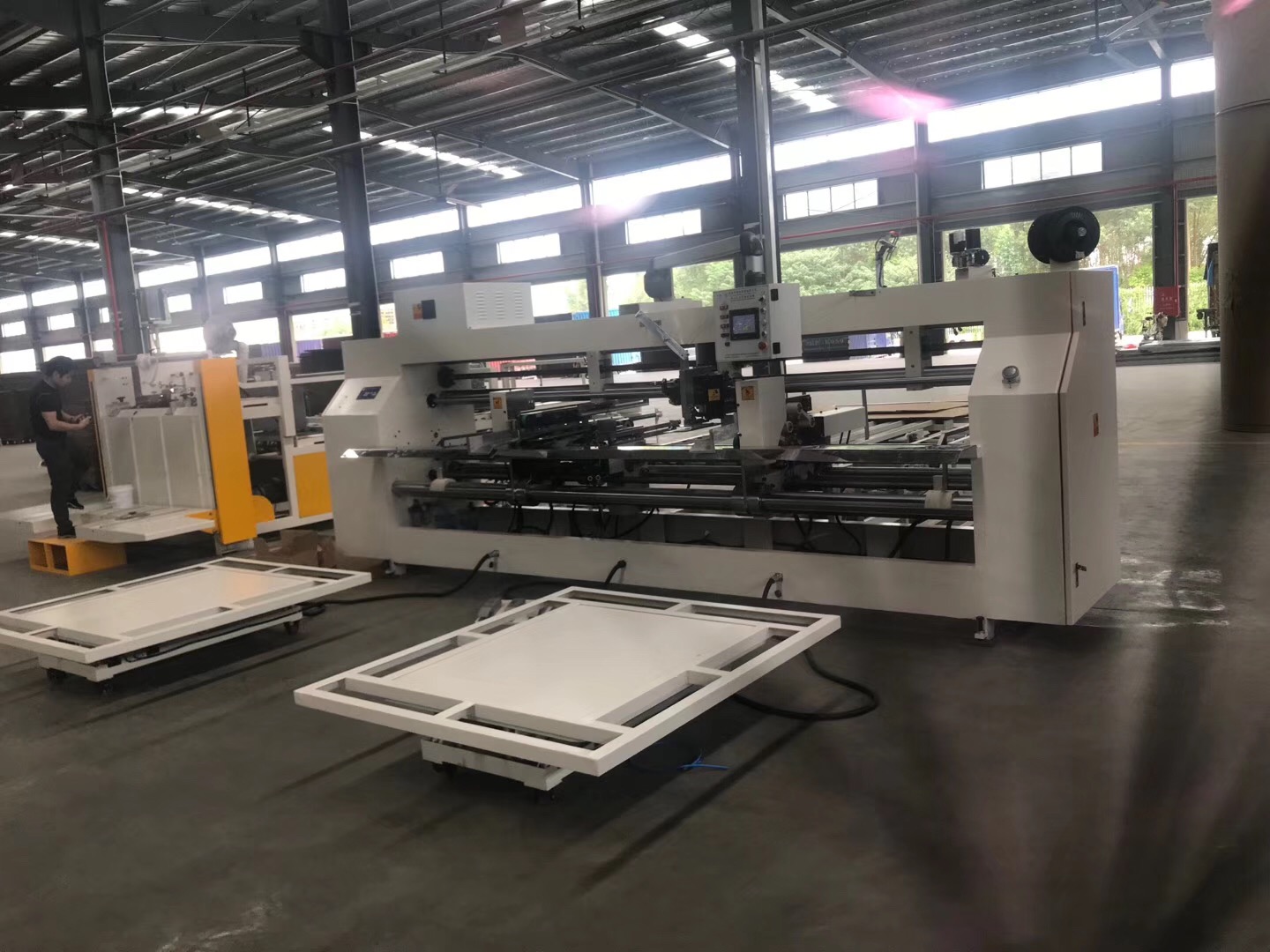 標(biāo)題：高效精準(zhǔn)，賦能包裝——雙片式釘箱機(jī)