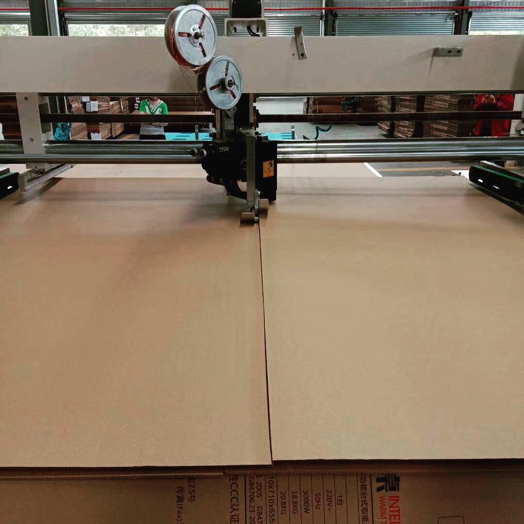 標(biāo)題：高效精準(zhǔn)，賦能包裝——雙片式釘箱機(jī)